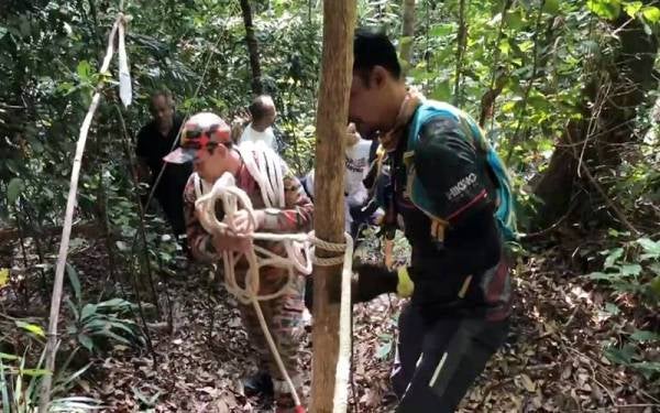 Pemasangan tali di laluan trek Bukit Galing dilakukan sukarelawan Kchat.