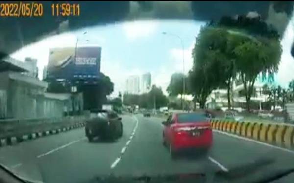 Polis sedang mengesan pemandu Perodua Bezza untuk membantu siasatan. 