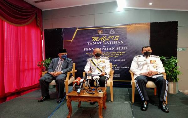 Ketua Polis Selangor Datuk Arjunaidi Mohamed (tengah) dalam sidang media selepas Majlis Tamat Latihan dan Penyampaian Sijil Pelantikan Pegawai Kor Suksis Universiti Teknologi Mara (UiTM) Zon Tengah di Dewan Agong Tuanku Canselor (DATC), Universiti Teknologi Mara di sini pada Ahad.