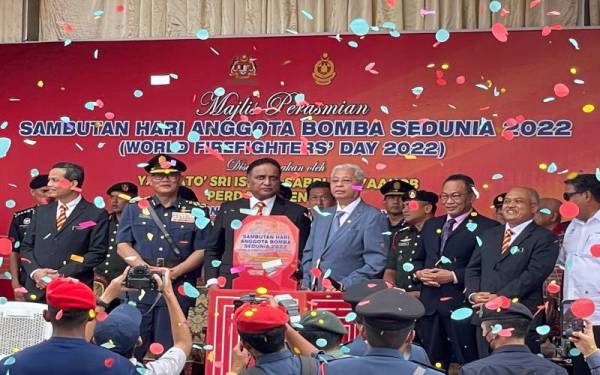 Ismail Sabri (empat dari kanan) bersama Reezal melancarkan Sambutan Hari Anggota Bomba Sedunoa 2022 Peringkat Kebangsaan dan DKPN 2021-2030 pada Ahad.