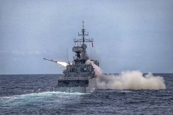 Tembakan misil EXOCET M-M-40 yang dilancarkan dari KD Lekir tepat mengenai sasaran yang berada pada jarak 20 batu nautika atau 36 kilometer.