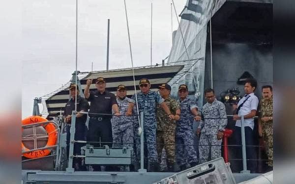 Hishammuddin (dua dari kiri) ketika meninjau pelaksanaan Eksesais Taming Sari Siri 21 tahun 2022 di perairan Selat Melaka Utara pada Ahad.