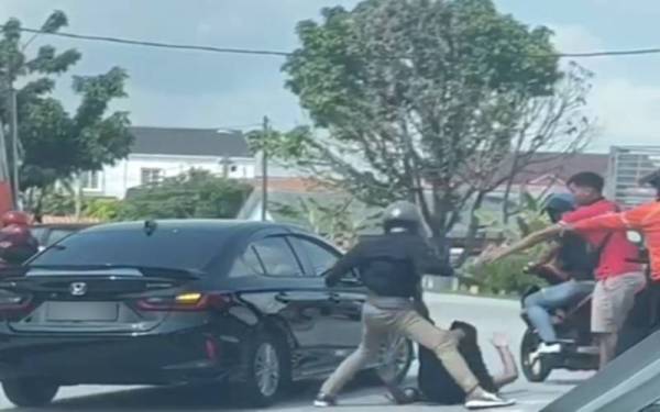 Tindakan seorang penunggang motosikal memukul seorang lelaki warga emas bagaimanapun berjaya dileraikan orang ramai dalam kejadian berhampiran jejantas di Padang Jawa di sini pada Ahad.