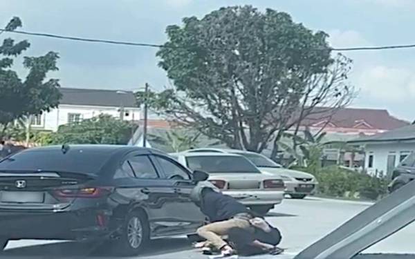 Penunggang motosikal bertindak memukul seorang warga emas dalam kejadian berhampiran jejantas di Padang Jawa pada Ahad.