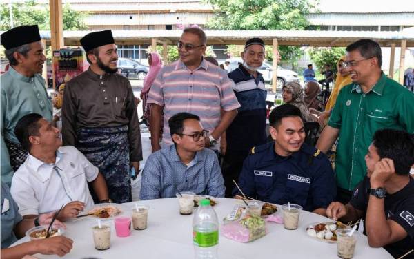 Dr Azman (kanan) bersama Timbalan Menteri Pertanian dan Industri Makanan ll, Datuk Dr Nik Muhammad Zawawi Salleh (dua, kiri) beramah mesra dengan kakitangan Lembaga Kemajuan Ikan Malaysia (LKIM) pada Majlis Hari Raya Aidilfitri (LKIM) Negeri Terengganu di Chendering, pada Isnin - Foto Bernama 