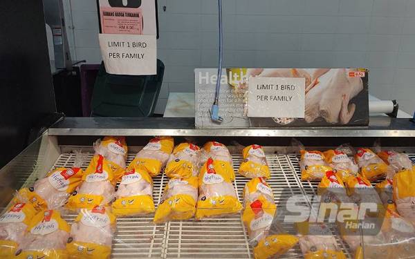 Harga ayam di sebuah pasar raya di Seksyen 31, di sini masih kekal pada harga siling iaitu RM8.90 sekilogram, namun ia dihadkan kepada dua ekor seorang.