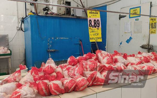 Bekalan ayam baru tiba di sebuah pasar raya di Seksyen 30, di sini hampir habis selepas 15 minit.