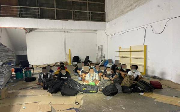 Batalion 4 PGA menahan 27 PATI dalam serbuan di sebuah premis di Kundang Jaya, Selangor, pada Isnin.