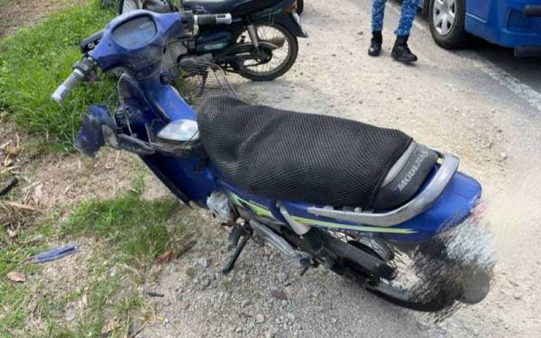Keadaan motosikal yang terlibat dalam nahas berkenaan. Foto Ihsan PDRM