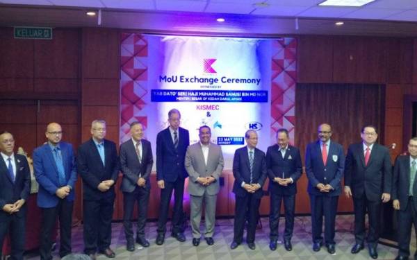 Muhammad Sanusi (enam dari kiri) bergambar bersama tenaga kerja dan rakan strategik KISMEC selepas menghadiri majlis rumah terbuka Aidilfitri dan merasmikan penutupan mesyuarat agung tahunan KISMEC pada Isnin.