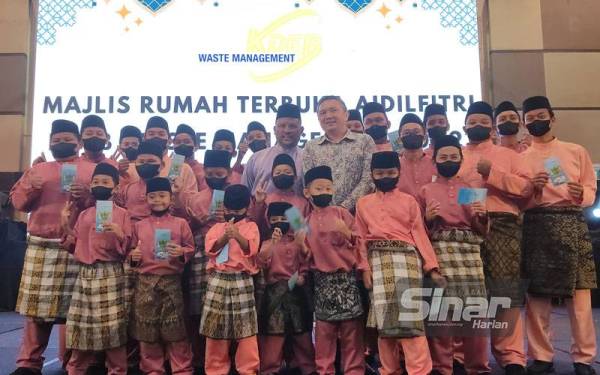 Ramli (tengah) dan Sze Han bersama penghuni Rumah Anak Yatim dan Asnaf Raudhatul Al-Fareez, Keramat, Kuala Lumpur di Rumah Terbuka KDEBWM di Pusat Konvensyen Shah Alam (SACC), di sini pada Isnin.