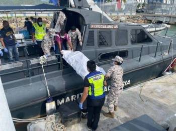 Mayat T Razali dibawa ke jeti Maritim Terengganu selepas ditemui pada Isnin. Foto: Maritim 