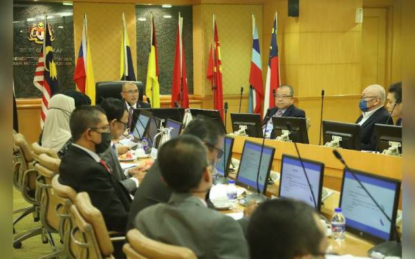 Menteri Pertanian dan Industri Makanan, Datuk Seri Dr Ronald Kiandee ketika mengadakan sesi libat urus bersama 12 pemain industri dan persatuan penternak pada Isnin.