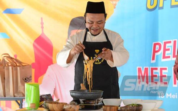 Demonstrasi cara memasak MKN oleh cef jemputan, Ramzul Nasri Azma Ismail atau cef Joe. - Foto Sinar Harian ABDUL HALIM WAHID