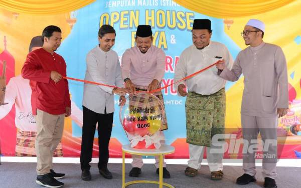 Gimik pelancaran oleh Dr Rizal (tengah) pada Majlis Pelancaran Mee Kari Nyonya dan Rumah Terbuka OCOC di UKM-MTDC, Bangi pada Rabu. - Foto Sinar Harian ABDUL HALIM WAHID