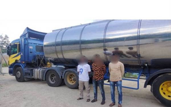 Tiga daripada lima suspek yang ditahan Batalion 5 PGA Simpang Renggam dalam serbuan di Kawasan Perindustrian Kota Putri, Pasir Gudang pada Ahad.