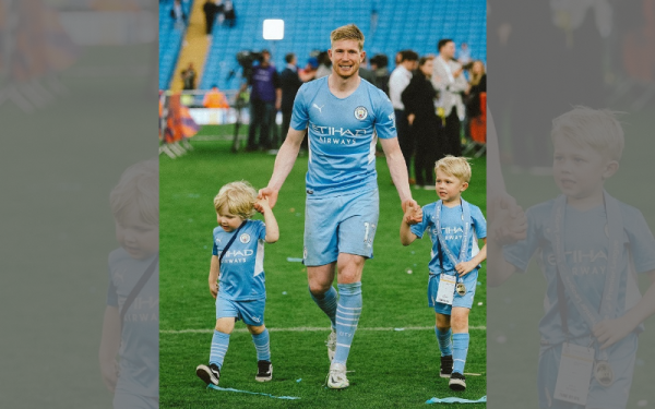 De Bruyne meraikan kejayaan City selepas tamat perlawanan di Stadium Etihad