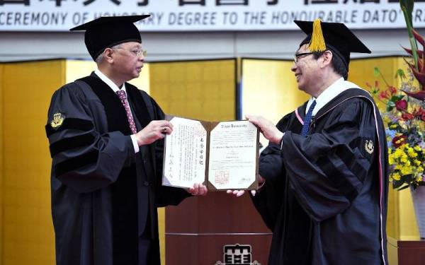 Ismail Sabri (kiri) menerima Ijazah Kehormat Kedoktoran daripada Kato pada Majlis Sempena Penganugerahan Ijazah Kehormat Kedoktoran Perubatan Oleh Universiti Nihon Tokyo, Selasa.
- Foto Bernama