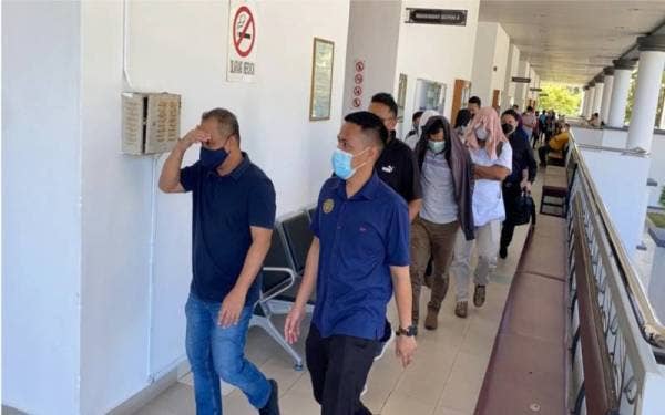 Kesemua tertuduh berjalan keluar dari Mahkamah Sesyen selepas mendengar keputusan kes mereka pada Selasa.