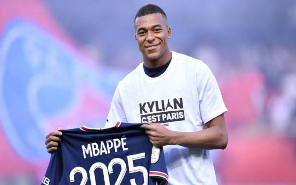 Mbappe memegang jersi PSG sebagai simbolik dia akan terus kekal di Paris sehingga 2025.