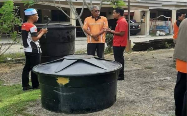 Dr Ismail (dua kanan) turun melihat gangguan bekalan air yang dihadapi oleh penduduk Kampung Sungai Nonang di Kuala Kedah.