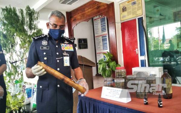 Ramli menunjukkan peralatan dipercayai digunakan untuk kegiatan penagihan dadah jenis ganja yang dirampas dari rumah suspek di Janda Baik pada Sabtu.