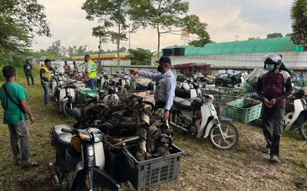 Anggota polis menahan 22 lelaki warga Rohingya kerana menaiki motosikal yang diubah suai dan menunggang secara bahaya di sekitar Bandar Raya Johor Bahru, pada Isnin.