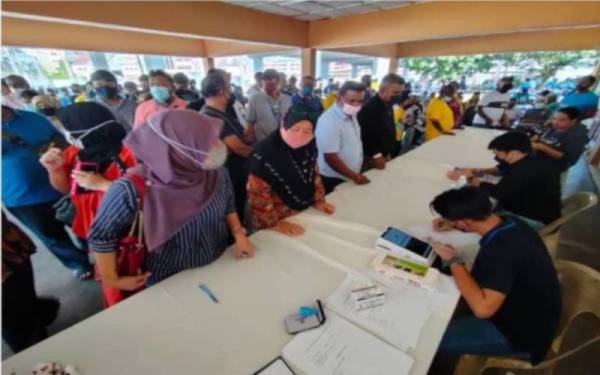 Proses pengundian berlangsung di Cabang PKR Ampang, Sabtu lalu.