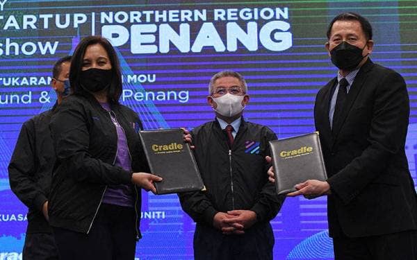 Dr Adham(dua dari kanan) menyaksikan pertukaran memorandum persefahaman antara Ketua Pegawai Eksekutif Kumpulan Cradle, Rafiza Ghazali (kiri) dan Ketua Pegawai Eksekutif Digital Penang, Tony Yeoh bagi menjayakan program di bawah naungan Program MYStartup di Pulau Pinang. - Foto Bernama