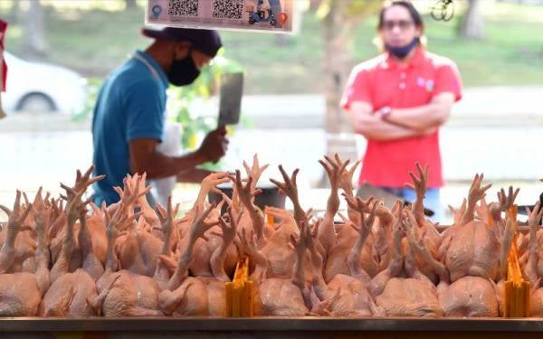 Penggiat industri masih dijangka mendapat manfaat daripada pasaran tempatan. - Foto Bernama