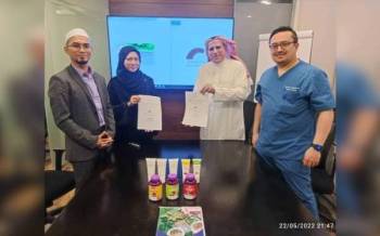 Dr Maryam (dua dari kiri) dan Dr Faisal (dua dari kanan) selepas menandatangani kerjasama untuk memasarkan produk Pharma Jardin di Makkah pada 22 Mei lalu.
