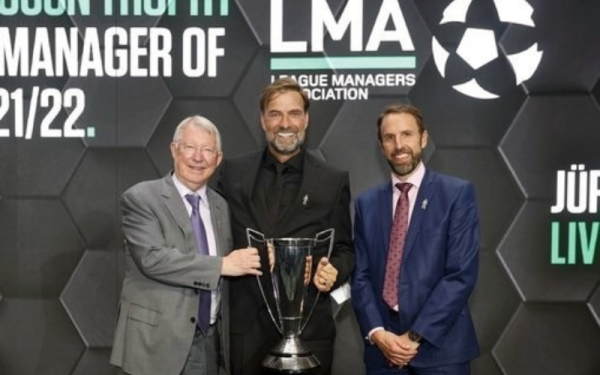 Klopp (tengah) bersama Fergusson dan pengendali skuad kebangsaan England, Gareth Southgate pada majlis berkenaan pada Rabu. - foto skysports