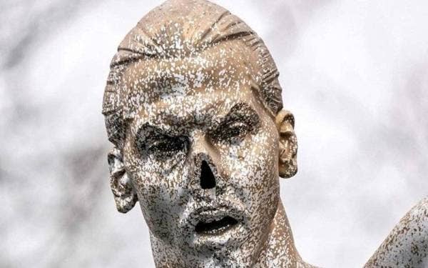 Hidung patung bekas pemain bola sepak Sweden, Zlatan Ibrahimovic di Malmo digergaji pada Disember 2019. - Foto Twitter