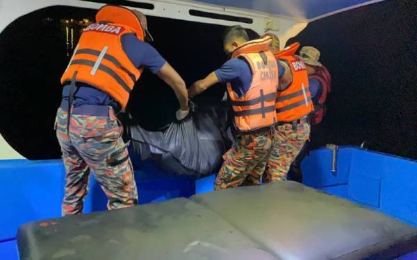 Mayat mangsa dibawa ke darat setelah ditemukan di Pantai Air Tawar berdekatan Pulau Tenggol, Dungun pada Selasa.
