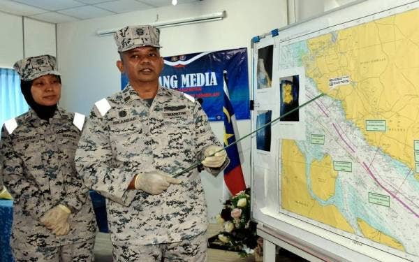 Iskandar (kanan) menunjukkan peta lokasi dadah pada sidang akhbar pada Rabu. - Foto Bernama