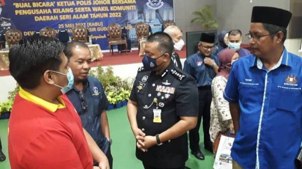 Kamarul Zaman (tengah) beramah mesra dengan peserta selepas Program Pencegahan Jenayah dan Bual Bicara Ketua Polis Johor Bersama Pengusaha Kilang serta Wakil Komuniti Daerah Seri Alam di Dewan Serbaguna Taman Mawar, Pasir Gudang pada Rabu.