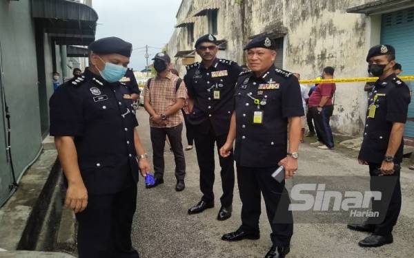 Wan Hassan (dua dari kanan) ketika ditemui di lokasi kejadian.