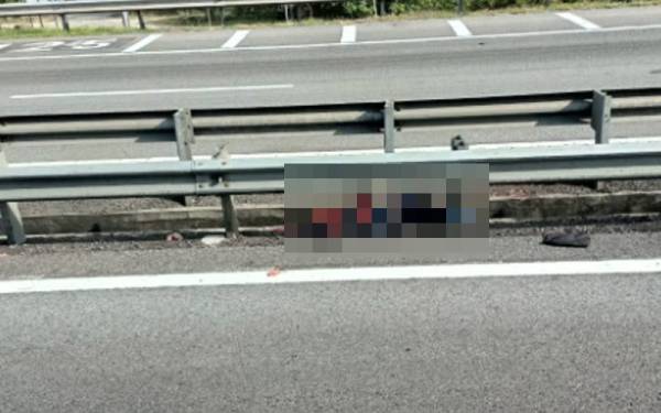 Motosikal ditunggang terbabas sebelum mangsa terperosok di bahagian tengah pembahagi jalan lebuh raya berkenaan.