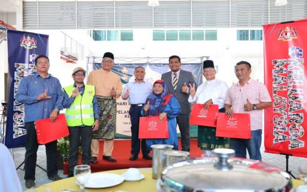 Saarani (empat dari kiri) menyempurnakan Pelancaran Duta Komuniti Keluarga Malaysia Negeri Perak Tahun 2022 di Kompleks Sultan Nazrin Muizzuddin Shah, di sini, pada Rabu.