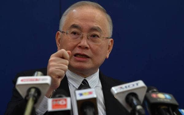 Ka Siong ketika sidang media mengenai status 23 cadangan penambahbaikan perkhidmatan Transit Aliran Ringan (LRT) di kementeriannya hari ini. - Foto Bernama