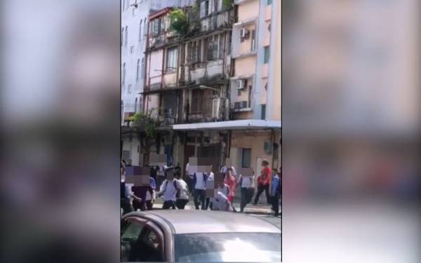 Tular video berdurasi 21 saat kelihatan sekurang-kurangnya 10 pelajar lelaki berpakaian seragam sekolah menengah bergaduh.