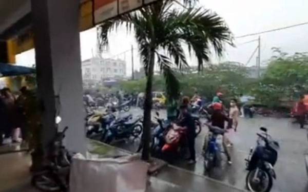 Tular aksi sekumpulan remaja berpakaian baju Melayu membuat bising dengan membunyikan ekzos di kawasan berhampiran kawasan rumah kedai di Meru pada Rabu.