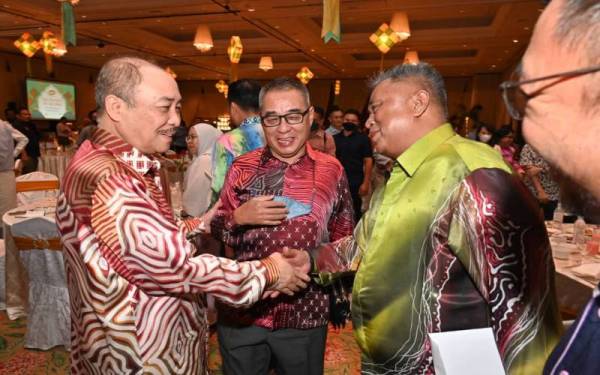 Hajiji hadir ke Majlis Rumah Terbuka Hari Raya Aidilfitri Kumpulan Sawit Kinabalu, di Kota Kinabalu, pada Rabu.
