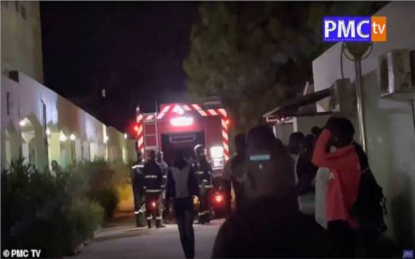 Jentera bomba berada di Hospital Mame Abdou Aziz Sy Dabakh, Tivaouane yang terbakar pada Rabu. - Foto PMC TV