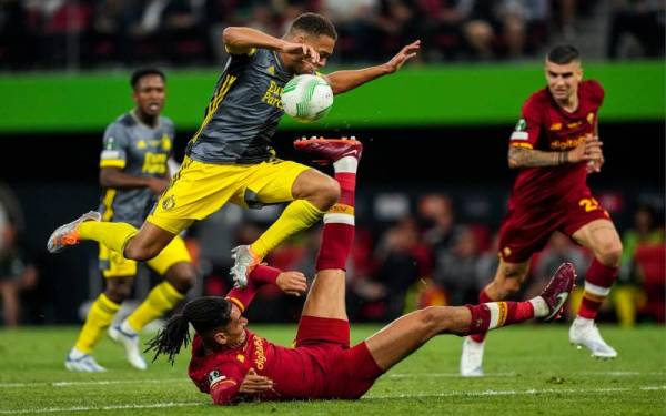 Antara aksi menarik Feyenoord Rotterdam menentang AS Roma dalam perlawanan akhir Liga Konferensi di Tirana, Albania.