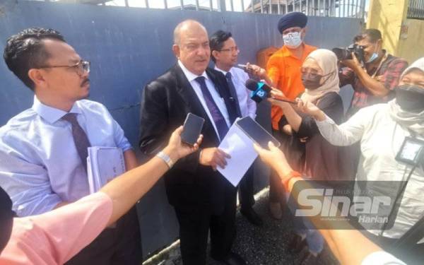 Dari kiri, Khairul Anwar, Baljit Singh dan Ikbal pada sidang akhbar selepas melawat Bella di sebuah rumah kebajikan.