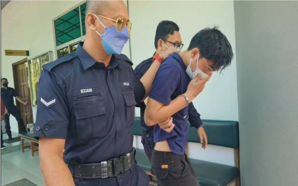 Muhammad Zulkifli (kanan) dibawa ke Mahkamah Majistret Shah Alam pada Khamis atas pertuduhan mencederakan seorang warga emas, Ahad lalu.