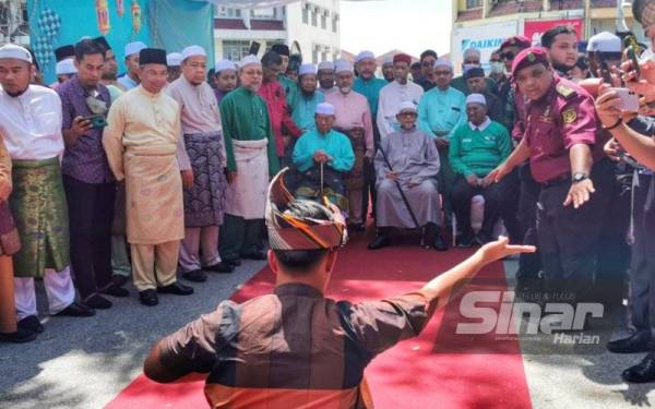 Abdul Hadi (duduk, dua dari kanan) ketika hadir pada Majlis Rumah Terbuka Pas Terengganu, di Kuala Terengganu, pada Khamis.