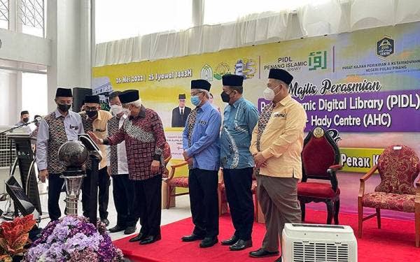 Ahmad Fuzi (empat dari kanan) merasmikan PIDL di Kitab, Georgetown pada Khamis.