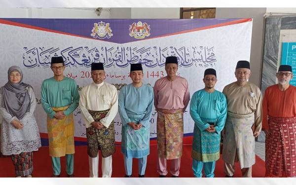 Idris (tiga dari kiri) dan Onn Hafiz ( lima dari kanan) hadir Majlis Pra Pelancaran Majlis Tilawah dan Hafazan Al-Quran Peringkat Kebangsaan Tahun 1443 Hijrah /2022 Masihi di Dewan Besar Pusat Islam Iskandar di sini pada Khamis.